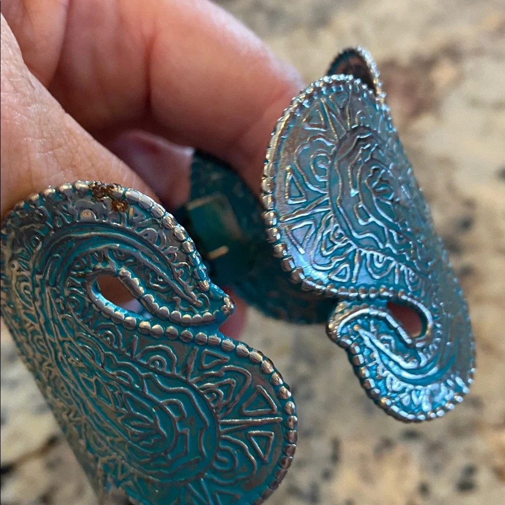 Teal bracelet metal .
